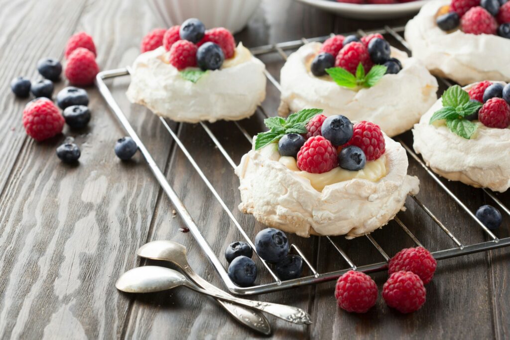 Mini Pavlova Dessert Ringan dengan Cream dan Buah