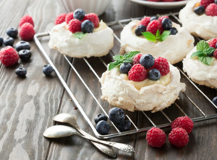 Mini Pavlova Dessert Ringan dengan Cream dan Buah