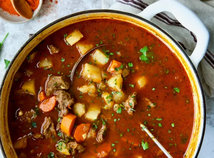 Goulash Hungaria: Sup Kental Penuh Rempah dari Eropa Timur