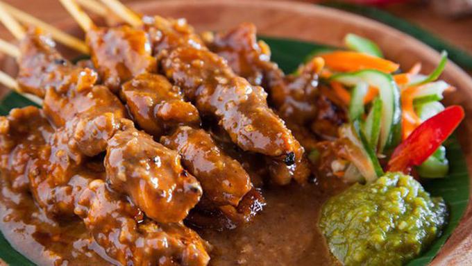 Sate Madura: Daging, Arang, dan Bumbu Kacang yang Ikonik