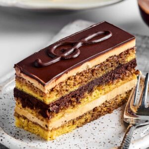 Opera Cake Prancis, Kue Cokelat Kopi yang Mewah