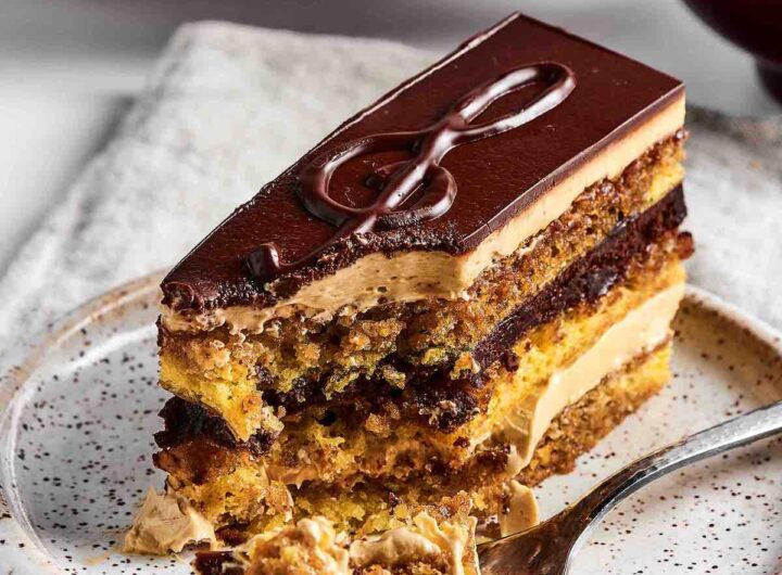 Opera Cake Prancis: Lapisan Cokelat dan Kopi Mewah