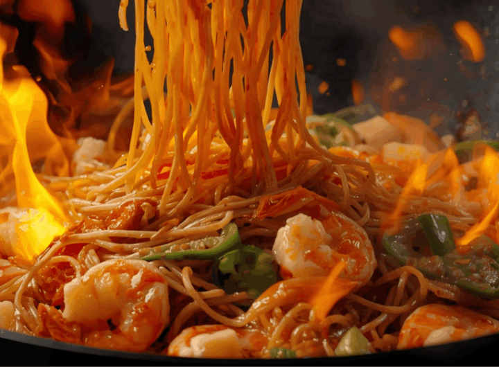 Pad Thai dimasak di wajan besar